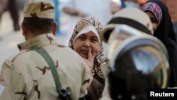 Žene u Kairu čekaju u redu da glasaju na referendumu, 14. januar 2014.