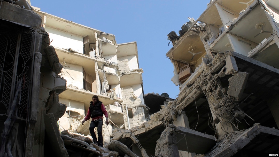 Sebuah gedung di distrik Al Sukari, Aleppo hancur oleh serangan udara pasukan Suriah (24/12). 