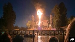 Esta foto cortesía de Shawna Bell muestra un incendio durante el espectáculo "Fantasmic" en la sección de la Isla de Tom Sawyer del complejo Disneyland, el sábado 22 de abril de 2023, en Anaheim, California.