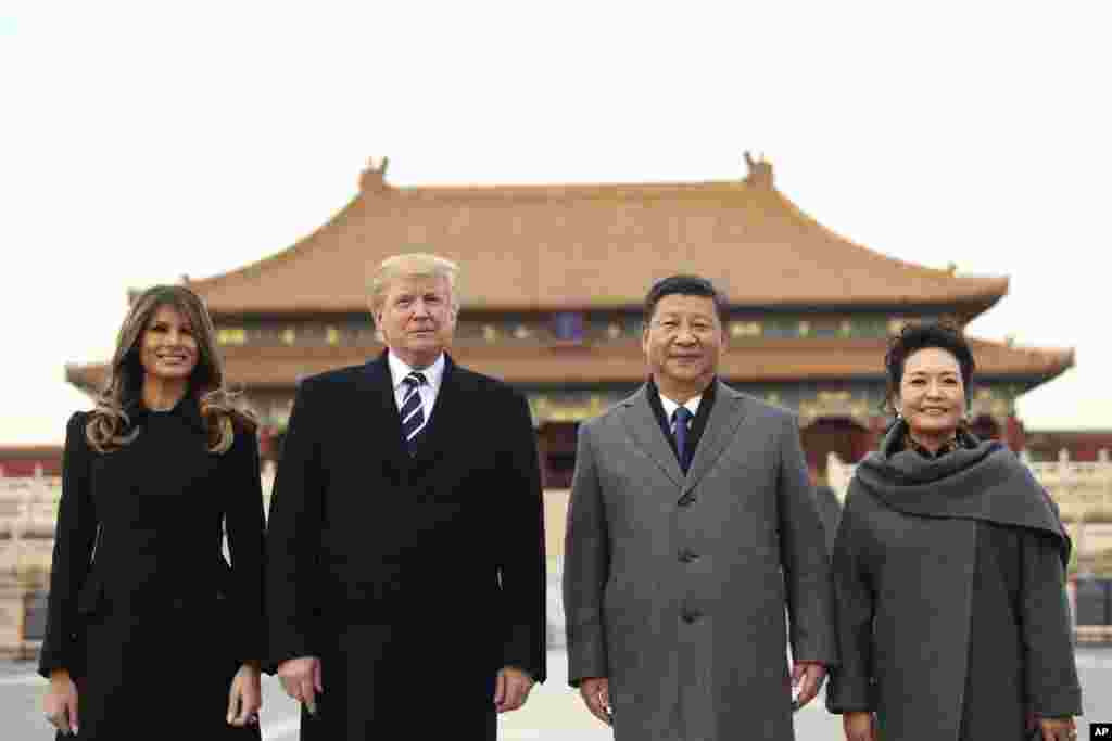 លោក​ប្រធានា​ធិបតី ដូណាល់ ត្រាំ និង​លោក​ស្រី Melania Trump ថត​រូប​ជាមួយ​នឹង​លោក​ប្រធានាធិបតី​ចិន Xi Jinping និង​ភរិយា​របស់​លោក​ គឺ​លោកស្រី Peng Liyuan នៅ​ក្នុង​ដំណើរ​ទស្សនា​នៅ​អតីត​រាជវាំង​កំបាំង Forbidden City នៅ​ថ្ងៃពុធ ទី៨ ខែ​វិច្ឆិកា ឆ្នាំ២០១៧ នៅ​ទីក្រុង​ប៉េកាំង ប្រទេស​ចិន។ លោក​ ត្រាំ កំពុង​តែ​ធ្វើ​ដំណើរ​ទស្សនកិច្ច​ទៅកាន់​ប្រទេស​ចំនួន​ប្រាំ​នៅ​តំបន់​អាស៊ី រួម​មាន ជប៉ុន កូរ៉េខាងត្បូង ចិន វៀតណាម និង​ហ្វីលីពីន។ (AP Photo/Andrew Harnik) 