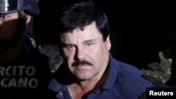 Trùm ma túy Joaquin "El Chapo" Guzman bị các binh lính áp giải ở Mexico City, Mexico, ngày 8 tháng 1 năm 2016.