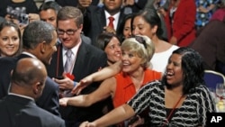 صدر اوباما ہسپانوی نیشنل کونسل سے خطاب کے بعدشرکا سے ہاتھ ملاتے ہوئے
