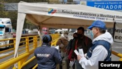 En el Puente Internacional de Rumichaca, oficiales de Migración Colombia realizan el proceso de control migratorio de colombianos y ecuatorianos que regresan a sus respectivos países, por el corredor humanitario de este punto. [Foto: Migración Colombia]