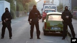 Des policiers allemands prennent position après un attentat à Ansbach, Allemagne du Sud, 25 juillet 2016. 