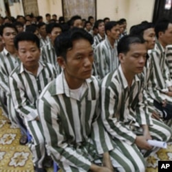 Inmates wait before they are released from Thanh Xuan prison outside Hanoi August 29, 2010