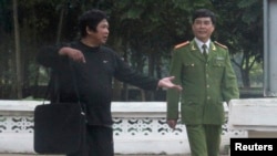 Ông Cù Huy Hà Vũ nói chuyện với giám thị tại nhà tù số 5 ở tỉnh Thanh Hóa, khoảng 200 km (124 dặm) về phía nam Hà Nội (ảnh chụp ngày 24/2/2012) 