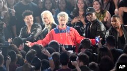 Justin Bieber tampil di acara iHeartRadio Music Awards di Inglewood, California (3/4). 