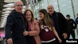 Antonio Ledezma, Venezuelan opposition leader, left, walks with his wife, Mitzy Capriles, and daughter, Antonietta, upon arriving at Adolfo Suarez Madrid Barajas airport in Madrid, Nov. 18, 2017.