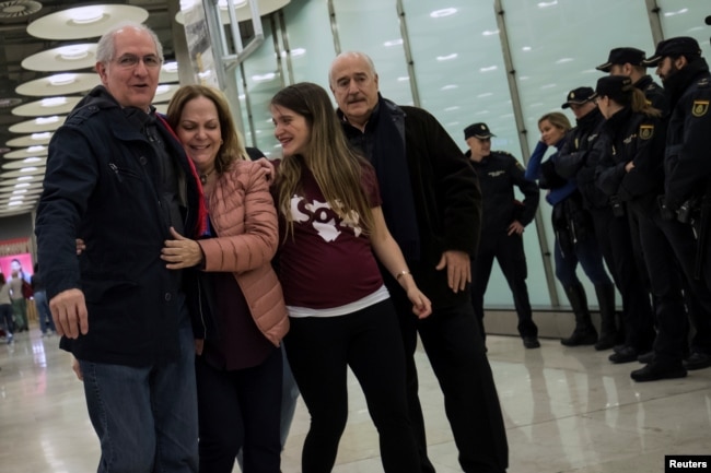 Antonio Ledezma, destituido alcalde de Caracas y líder de oposición venezolano, camina junto a su esposa Mitzy Capriles, y su hija Antonietta,al llegar aeropuerto Adolfo Suárez Madrid Barajas, tras huir del arresto domiciliario en su país. Nov. 18, 2017.