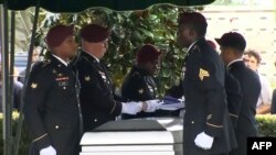 Des soldats américains rendent hommage à leurs camarades tués dans une embuscade à Tongo Tongo au Niger, 4 octobre 2017.