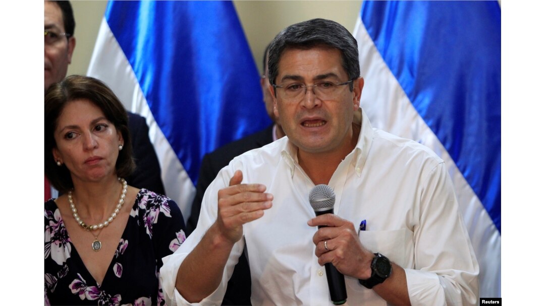 El presidente de Honduras y candidato del Partido Nacional, Juan Orlando Hernandez, habla con la prensa en el Palacio Presidencial en Tegucigalpa. Dic. 6, 2017.