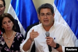 El presidente de Honduras y candidato del Partido Nacional, Juan Orlando Hernandez, habla con la prensa en el Palacio Presidencial en Tegucigalpa. Dic. 6, 2017.