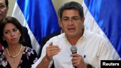 El presidente hondureño, Juan Orlando Hernández, habló con la prensa en el Palacio Presidencial en Tegucigalpa, Honduras, el miércoles 6 de diciembre de 2017.