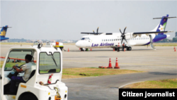 ເຮືອ​ບິນ ATR ຂອງ​ສາຍ​ການ​ບິນ​ລາວ​ຢູ່​ສະ​ໜາມ​ບິນ​ສາ​ກົນ​ວັດ​ໄຕ, ນະ​ຄອນຫຼວງ ວຽງ​ຈັນ.