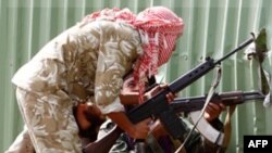 Luftëtarët thonë se kanë marrë nën kontroll ndërtesat kryesore në qytetin e Gadafit