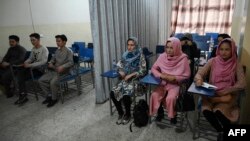 کلاسی در یک دانشگاه خصوصی در کابل. پس از به قدرت رسیدن دوباره طالبان دانشجویان دختر و پسر با یک پرده از هم جدا شده‌اند - ۱۶ شهریور ۱۴۰۰
