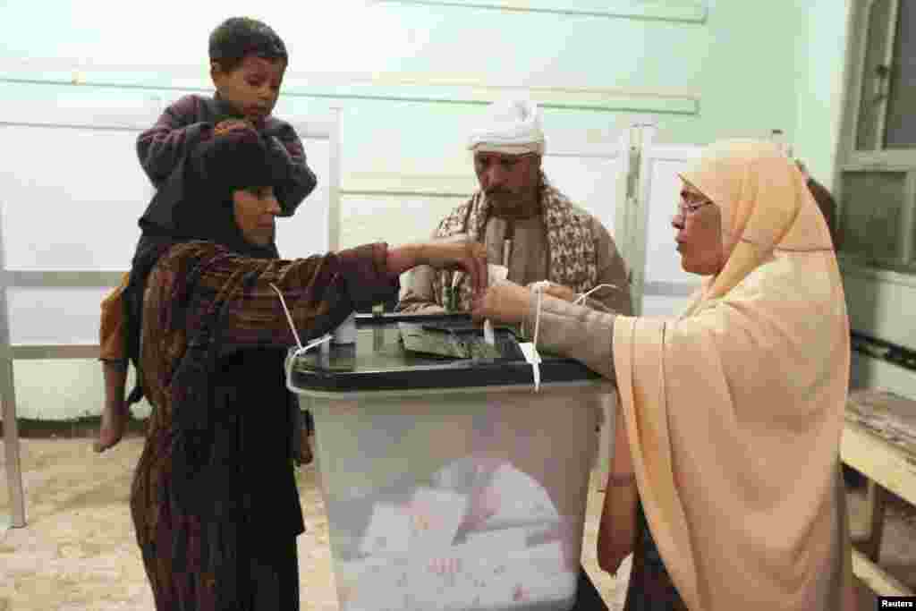 People cast their votes during the final stage of a referendum on Egypt's new constitution in Bani Sweif, about 115 km (71 miles) south of Cairo, December 22.