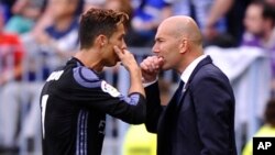 Cristiano Ronaldo de Real Madrid discute avec son coach Zinedine Zidane lors d’un match de la Liga contre Malaga, à Malaga, Espagne, 21 mai 2017.