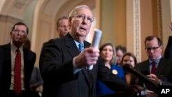 Ketua mayoritas Senat AS Mitch McConnell berbicara kepada media di gedung Capitol, Washington DC.