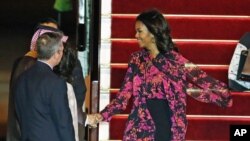Michelle Obama arrives at the Hamad Airport in Doha, Qatar, Nov. 2, 2015.