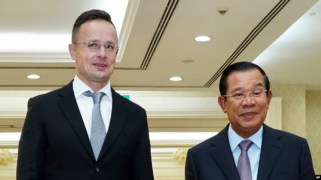 លោក Peter Szijjarto រដ្ឋមន្ត្រីការបរទេសហុងគ្រី ជួបគួរសមជាមួយលោក ហ៊ុន សែន នាយករដ្ឋមន្ត្រីកម្ពុជា នៅវិមានសន្ដិភាព រាជធានីភ្នំពេញ កាលពីថ្ងៃទី៣ ខែវិច្ឆិកា ឆ្នាំ២០២០។
