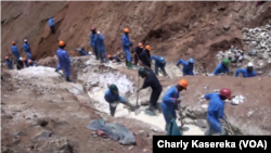 Dans les sites miniers de Coltan au Nord-Kivu, en 2015. (VOA/Charly Kasereka)
