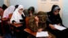 دو زن سالخورده افغان در کابل عزم محکمی به سواد آموزی دارند