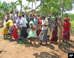 Diane Kroska (center) on a visit to Uganda