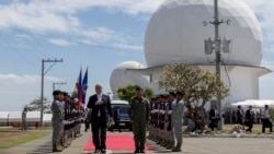 Menteri Pertahanan Jepang Gen Nakatani (kiri) mengunjungi pangkalan militer di provinsi La Union, di sebelah utara ibu kota Filipina, Manila, hari Minggu (23/2). 