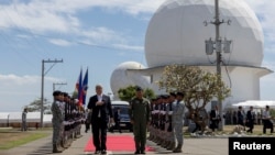 Menteri Pertahanan Jepang Gen Nakatani (kiri) mengunjungi pangkalan militer di provinsi La Union, di sebelah utara ibu kota Filipina, Manila, hari Minggu (23/2). 