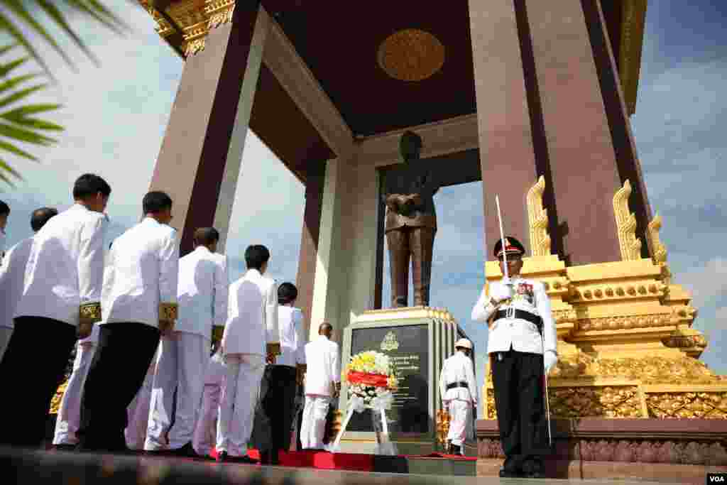 ក្រុម​មន្រ្តី​តំណាង​ក្រសួង​នានា​ប្រមាណ​៣០០​នាក់​​​ប្រមូល​ផ្ដុំ​គ្នា​ ដើម្បី​គោរព​​ព្រះ​វិញ្ញាណក្ខន្ធ​ព្រះ​ករុណា​ព្រះ​បាទ​សម្តេច​នរោត្តម​​​ សីហនុ​ ព្រះ​បរម​រដ្ឋនកោដ្ឋ​ នៅ​ថ្ងៃ​ខួប​បី​ឆ្នាំ​នៃ​ការ​​សោយ​ទីវង្គត​របស់​ព្រះ​អង្គ​ ដែល​ប្រារព្ធ​ឡើង​នៅ​បូជនីយដ្ឋាន​តម្កល់​រូប​សំណាក​ព្រះ​បរមរតនកោដ្ឋ​​ នៅ​លើ​សួន​ច្បារ​វិមាន​ឯករាជ្យ​ តាម​បណ្តោយ​​មហាវិថី​សីហនុ នៅ​រាជធានី​ភ្នំពេញ​ នៅ​ព្រឹក​ថ្ងៃ​ទី​១៥​ ខែ​តុលា​។ អតីត​ព្រះ​មហាក្សត្រ​ព្រះបាទ​​នរោត្តម​ សីហនុ​សោយទី​វង្គត​ ​នៅ​ព្រះជន្ម​៨៩​ព្រះ​វស្សា នៅ​ទីក្រុង​ប៉េកាំង ​ប្រទេស​ចិន ​កាលពី​ថ្ងៃ​ទី​១៥ ខែ​​តុលា ​ឆ្នាំ​២០១២។ (​ឡេង ឡែន /VOA)&nbsp;