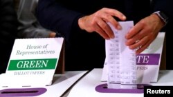 2일 말콤 턴불 호주 총리가 투표하는 모습 