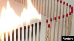 Foto cuplikan adegan sebatang korek yang menjaga jarak dari korek-korek lainnya sebagai upaya meningkatkan kesadaran tentang wabah virus corona. Video itu buatan seniman Juan Delcan dan istrinya, Valentina Izaguirre, 15 Maret 2020. (Foto: @Juan_Delcan via Reuters)