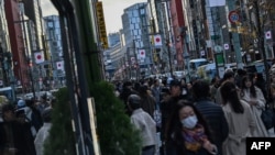 Transeúntes caminan en una calle turística de la ciudad de Ginza, Japón, el 30 de diciembre de 2024.