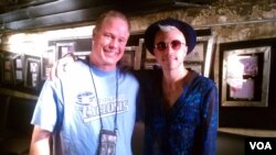 Pevač "Neon Trees" Tajler Glen sa voditeljem emisije Border Crossing Lerijem Londonom. 