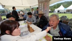 6일 국립서울현충원에서 국방부 유해발굴감식단원이 한 6·25 전사자 유가족의 유전자 시료를 채취하고 있다.