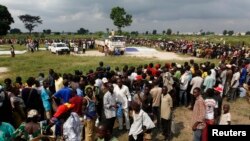 Des personnes déplacées attendent une distribution de nourriture au stade Socati de Bangui, le 14 déc. 2013