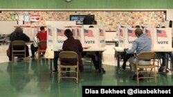 Para pemilih AS memberikan suara di sebuah TPS di Fairfax, Virginia, Senin (5/11). (Photo: Diaa Bekheet)