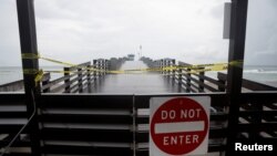 Awan gelap dari Badai Tropis Elsa membayangi Venice Fishing Pier di Brohard Par, Venice Beach, Florida, AS, 6 Juli 2021. (REUTERS/Octavio Jones)