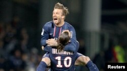 David Beckham (atas) merayakan gol bersama bintang Paris Saint-Germain Zlatan Ibrahimovic (foto: dok). 