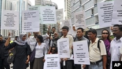 Protesters holding placards gather outside a hotel, venue of a signing ceremony between Malaysia and Australia to swap refugees, in Kuala Lumpur, Malaysia, (File)