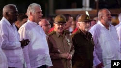 El presidente cubano, Miguel Díaz Canel, junto al expresidente Raúl Castro y otros dirigentes históricos durante la ceremonia de la conmemoración del asalto al Cuartel Moncada, el 26 de julio de 2023.