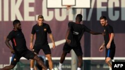 Samuel Umtiti, Lucas Digne, Ousmane Dembelé et Lionel Messi lors d'un entraînement à Barcelone, Espagne, le 8 septembre 2017.