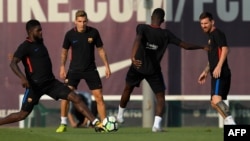 Samuel Umtiti, Lucas Digne, Ousmane Dembele et Lionel Messi lors d'un entraînement du FC Barcelone au centre sportif FC Joan Gamper à Sant Joan Despi, Barcelone, 8 septembre 2017