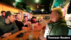 Algunas localidades de Wisconsin mantuvieron su cuarentena, pero otras abrieron lugares de esparcimiento que se repletaron inmediatamente el 14 de mayo, como el bar que aparece en la imagen.