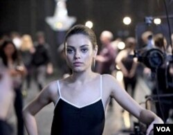 Mila Kunis berperan sebagai Lily, balerina saingan Nina.