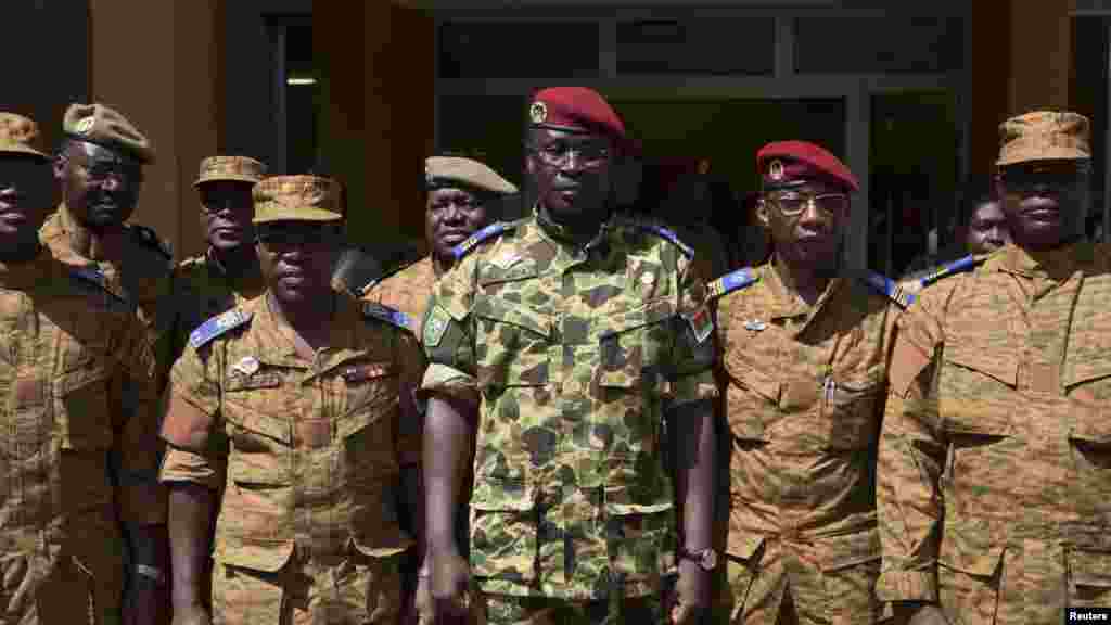 Le lieutenant-colonel Yacouba Isaac Zida, au centre, a été désigné samedi 1er novermbre pour conduire le régime de transition au Burkina Faso. 