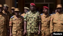 Trung tá Isaac Yacouba Zida (giữa) sau một cuộc họp báo ở Ouagadougou, thủ đô của Burkina Faso, 1/11/2014.