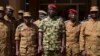 Le lieutenant-colonel Yacouba Isaac Zida (C) prend une photo après une rencontre de l’armée, 1er novembre 2014.