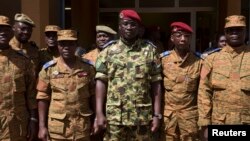 Le lieutenant-colonel Yacouba Isaac Zida (C) prend une photo après une rencontre de l’armée, 1er novembre 2014.